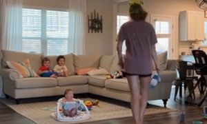 Mama próbuje odciągnąć dzieci od telewizora. „Żenujące”