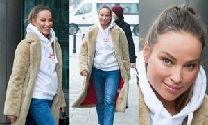 Wyluzowana Weronika Ksiażkiewicz cieszy się z uwagi fotografów pod studiem "DD TVN"