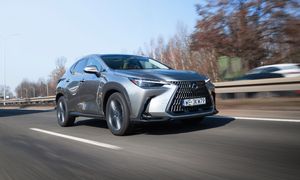Lexus NX 450h+ E-FOUR Omotenashi