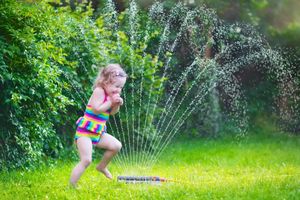 Dziecko poparzone wodą z węża ogrodowego | WP parenting