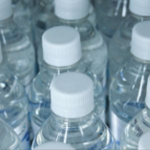 Jeśli chcesz żyć w zdrowiu w zgodzie ze środowiskiem, lepiej nie pij wody z plastikowych butelek