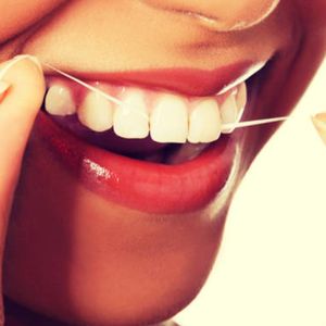 Czy nić dentystyczna rzeczywiście pomaga? To nie takie oczywiste!
