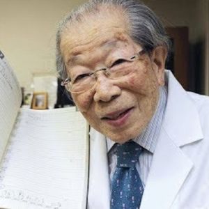 105-letni lekarz podzielił się bezcenną radą dotyczą życia. Wie, co dobre!