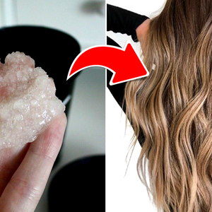 Wystarczy dodać łyżeczkę soli do zwykłego szamponu, by ulepszyć jego działanie!