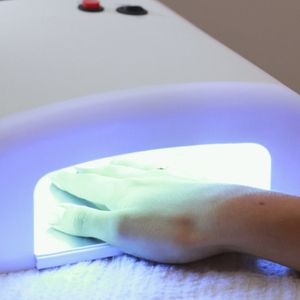 Korzystanie przez długi czas z lamp UV naraża na czerniaka. Piękne paznokcie nie są tego warte!