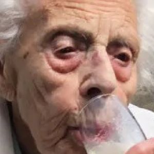 Ma 108 lat i nigdy nie odmawia szampana. Twierdzi, że to mu zawdzięcza długowieczność