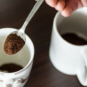 Pijesz kawę na pusty żołądek? Wyjaśniamy, dlaczego lepiej odłożyć ją na później