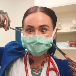 31-latka najbardziej wytatuowaną lekarką świata. Umówiłbyś się do niej na wizytę?