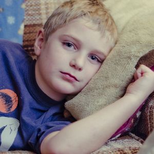 8 oznak, że Twoje dziecko może potrzebować pomocy terapeuty. Nie bądź na to obojętna