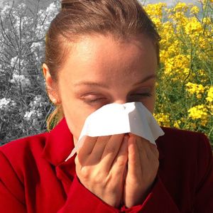 Alergia na pyłki drzew i traw nie daje Ci spokoju? Zacznij z tym skutecznie walczyć