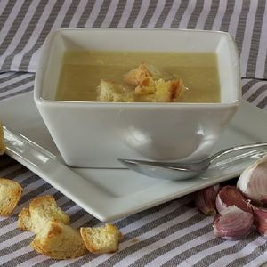Przepis na pyszną zupę cebulową z czosnkiem. Dzięki niej wzmocnisz swoją odporność