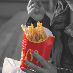 Dziennikarz ujawnił jak powstają frytki z McDonald’s. Klienci restauracji są wściekli