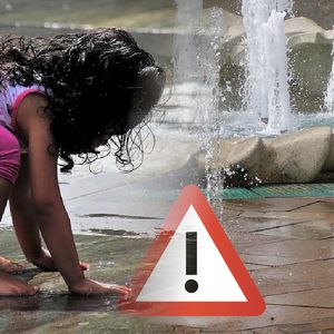 Nie pozwalaj dziecku kąpać się w fontannie. Konsekwencje mogą być bardzo poważne