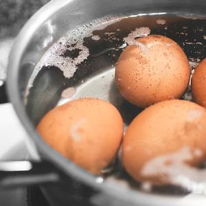 Jeśli miałaś zwyczaj wylewania wody po zagotowaniu jajek, czas z tym skończyć. Wykorzystaj ją!