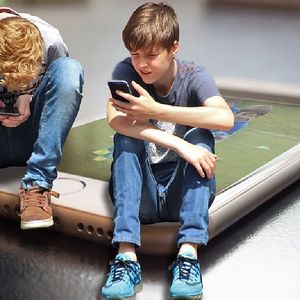Specjalista ds. uzależnień: „Dawanie dziecku smartfona to tak, jak dawanie mu narkotyków”