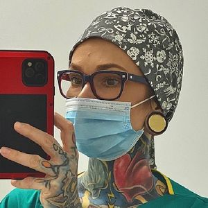Jest najbardziej wytatuowaną pielęgniarką w Polsce. Jej ciało w 90% pokryte jest tatuażami