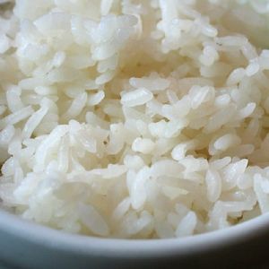 „Po zjedzeniu ryżu czuje się senny”. To nie przypadek. Dietetyk zdradza, dlaczego tak się dzieje
