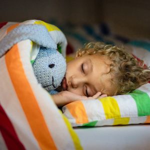Dlaczego dziecko powinno kłaść się spać przed 21:00? Zobacz jak wpływa to na zdrowie