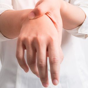 „Trupia ręka” to pierwsza oznaka, poważnych problemów zdrowotnych. Lepiej udaj się do lekarza