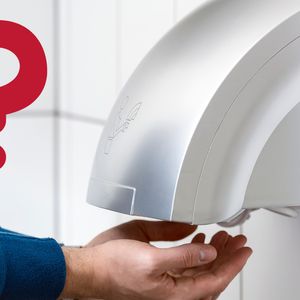 Czy warto używać suszarki do rąk w publicznej toalecie? Dla własnego dobra lepiej tego nie rób