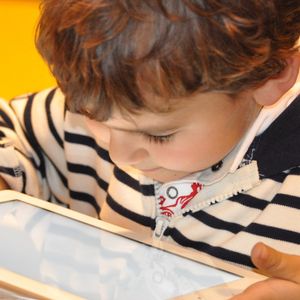 Dzieci, które korzystają z telefonów i tabletów będą mieć poważne problemy w życiu dorosłym