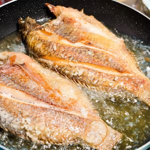 Na jakim oleju najlepiej smażyć rybę? Nieodpowiedni wybór może zepsuć całe danie