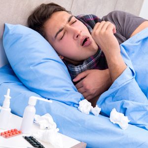 Farmaceuta wymienia 4 najczęstsze błędy popełniane przez chorych na grypę i przeziębienie
