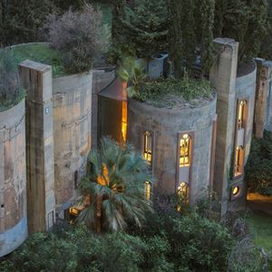 Architekt przekształca starą cementownię w swój własny dom. Jego wnętrze odbierze Ci mowę
