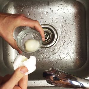 5 sekundowy sposób na obranie jajka. Bez dłubania skorupki i bałaganu