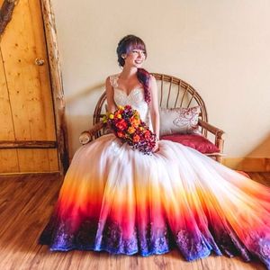 10 obłędnych sukien ślubnych. Artystka tworzy piękne kreacje, które płoną wyjątkowymi kolorami