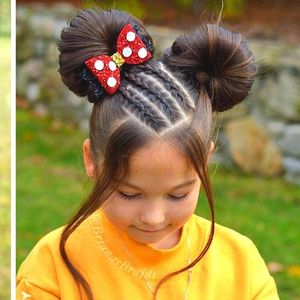 21 fryzur dla dziewczynek. Fantazyjnie zaplecione warkocze są alternatywą dla nudnego kucyka