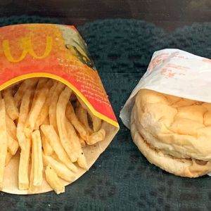 Ostatni burger na Islandii z McDonald`s ma już 13 lat i prawie w ogóle się nie postarzał