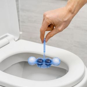 Większość ludzi źle zawiesza kostkę do WC! Producenci wskazali poprawny sposób