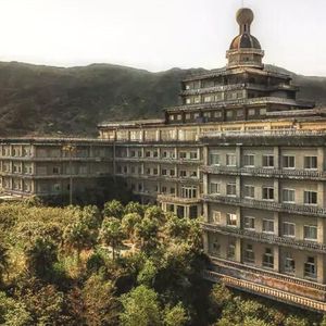 17 zdjęć największego opuszczonego japońskiego hotelu. Czuć tu jeszcze echa dawnej świetności