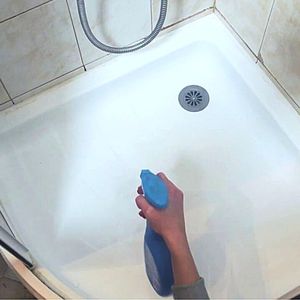Domowy spray na kamień i pleśń odmieni Twoją łazienkę w mgnieniu oka