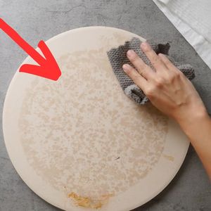 Jak wyczyścić kamień do pizzy