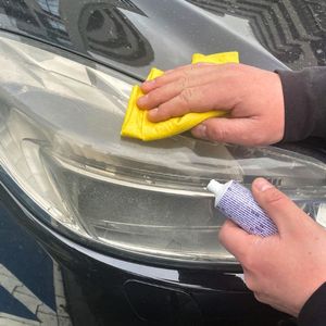 jak wyczyścić lampy w samochodzie