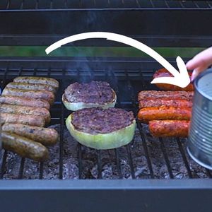 Trik na 100% więcej miejsca na grillu. Wystarczą dwie puszki!