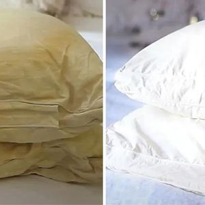 Prosty trik na spranie żółtych plam z poduszki. Bez chemicznego wybielacza