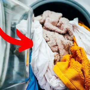 Mokre ubrania w pralce