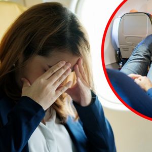 kobieta załamana w samolocie i mężczyzna z nogami na oparciu fotela przed nim