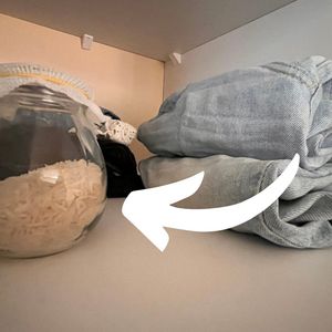 włóż ryż do szafy - sloik z ryżem pa półce z ubraniami