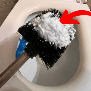 jak czyścić toaletę - szczotka toaletowa z pianką do golenia