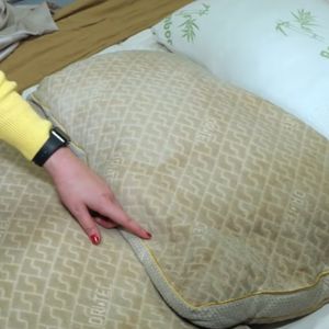 jak usunąć plamy z poduszki