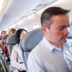 stewardesa rozmawia z pasażerką w samolocie