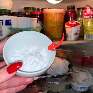 Miseczka z sodą w lodówce