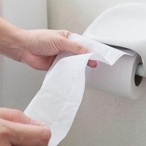 papier toaletowy w ręce