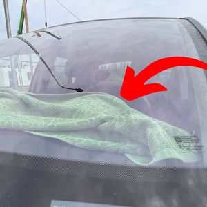 ręcznik na desce rozdzielczej