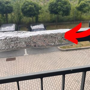 barierka na balkonie owinięta folią aluminiową