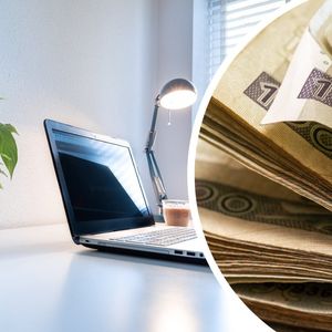 czyste biurko z rośliną i komputerem